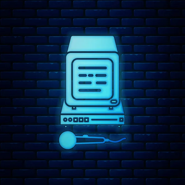Zářící neon Karaoke ikona izolované na cihlové zdi pozadí. Mikrofon a monitor. Vektorová ilustrace — Stockový vektor