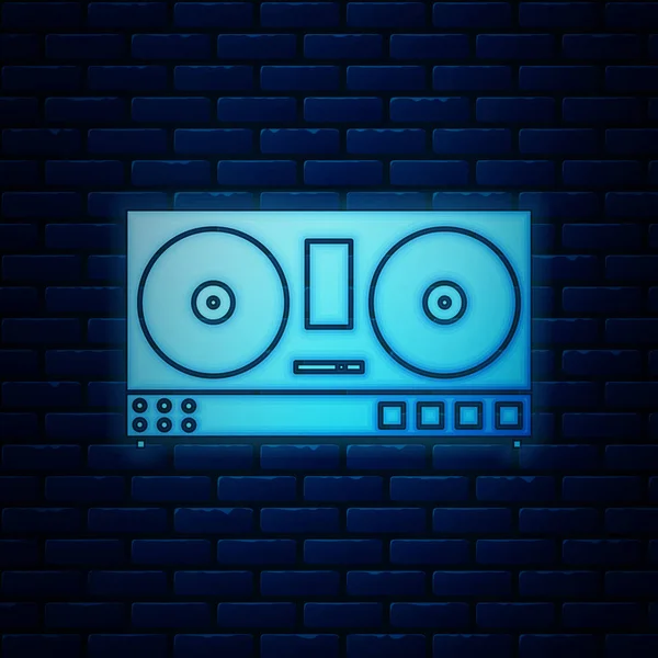 Brillante control remoto DJ de neón para reproducir y mezclar icono de música aislado en el fondo de la pared de ladrillo. Mezclador DJ completo con reproductor de vinilo y control remoto. Ilustración vectorial — Vector de stock