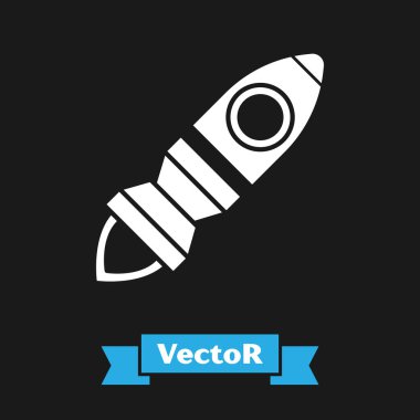 Siyah zemin üzerinde ateş ikonu olan beyaz roket gemisi. Uzay yolculuğu. Vektör İllüstrasyonu