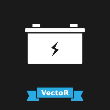 Siyah arkaplanda beyaz araba aküsü ikonu var. Akümülatör bataryası enerji ve elektrik akümülatörü bataryası. Vektör İllüstrasyonu