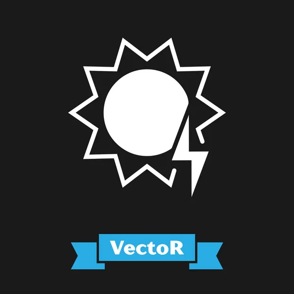 Weißes Solarpanel-Symbol isoliert auf schwarzem Hintergrund. Sonne mit Blitzsymbol. Vektorillustration — Stockvektor