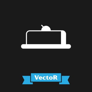 Beyaz çilekli cheesecake dilimi ve siyah arka planda izole meyve ikonu. Vektör İllüstrasyonu