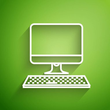 Klavye simgesine sahip beyaz çizgi bilgisayar monitörü yeşil arkaplanda izole edildi. Bilgisayar bileşeni işareti. Vektör İllüstrasyonu
