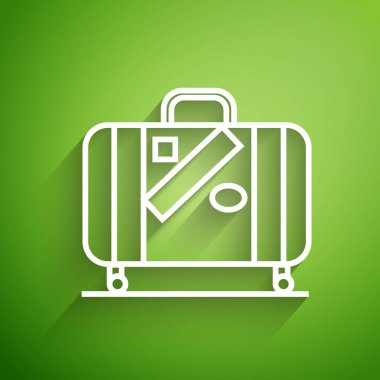 Seyahat için beyaz bavul ve yeşil arka planda izole edilmiş çıkartma simgesi. Seyahat bagaj tabelası. Seyahat bagaj ikonu. Vektör İllüstrasyonu