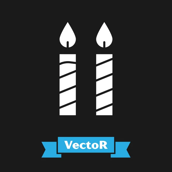 Weiße Geburtstagskerzen Icon isoliert auf schwarzem Hintergrund. Vektorillustration — Stockvektor