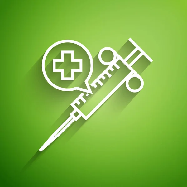 Witte lijn Medische spuit met naaldpictogram geïsoleerd op groene achtergrond. Vaccinatie, injectie, vaccin, insuline concept. Vector Illustratie — Stockvector