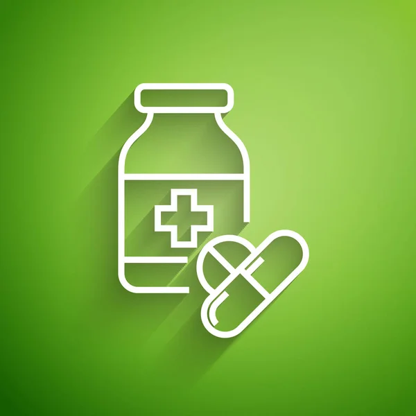 Witte lijn Medicijn fles en pillen pictogram geïsoleerd op groene achtergrond. Flessenpil teken. Farmaceutisch ontwerp. Vector Illustratie — Stockvector