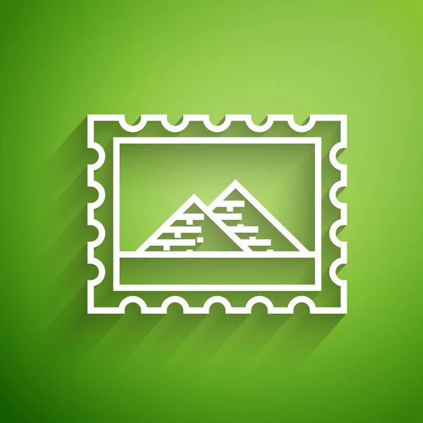 Witte lijn Postzegel en Egypte piramides pictogram geïsoleerd op groene achtergrond. Vector Illustratie — Stockvector