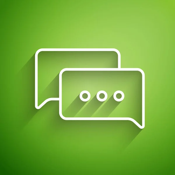 Línea blanca Icono de chat de burbujas de voz aislado sobre fondo verde. Icono del mensaje. Comunicación o comentario símbolo de chat. Ilustración vectorial — Archivo Imágenes Vectoriales