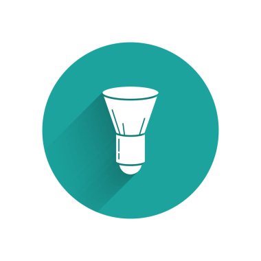 Uzun gölgeli beyaz tıraş fırçası simgesi. Berber dükkanı sembolü. Yeşil daire düğmesi. Vektör İllüstrasyonu