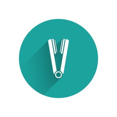 Saç ikonu için uzun gölgeli beyaz saç maşası. Saç düzleştirici ikonu. Yeşil daire düğmesi. Vektör İllüstrasyonu