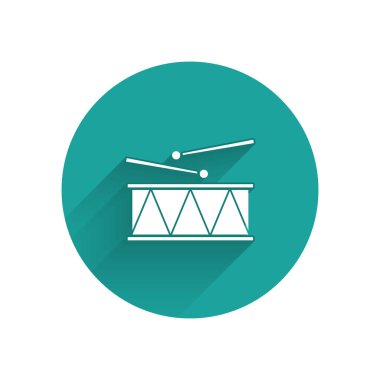 Uzun gölgeli beyaz müzik aleti davul ve but çubukları ikonu. Yeşil daire düğmesi. Vektör İllüstrasyonu