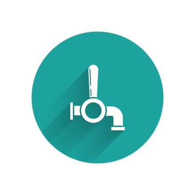 Beyaz bira ikonu uzun gölgeli izole edilmiş. Yeşil daire düğmesi. Vektör İllüstrasyonu