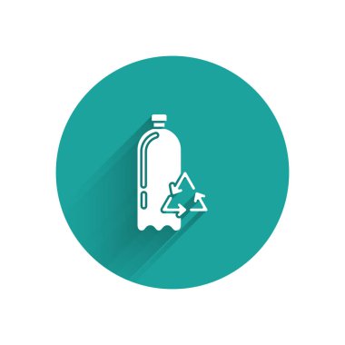 Beyaz geri dönüşüm plastik şişe ikonu uzun gölgeli izole edilmiş. Yeşil daire düğmesi. Vektör İllüstrasyonu