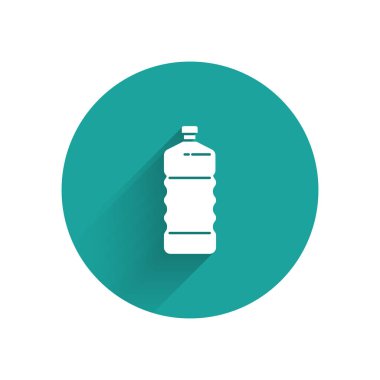 Uzun gölgeli beyaz plastik şişe simgesi. Yeşil daire düğmesi. Vektör İllüstrasyonu