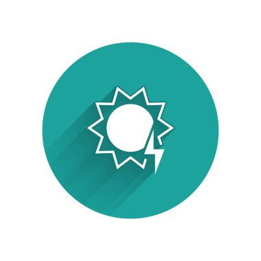 Beyaz Güneş enerji paneli simgesi uzun gölge ile izole. Şimşek sembolü olan güneş. Yeşil daire düğmesi. Vektör İllüstrasyonu