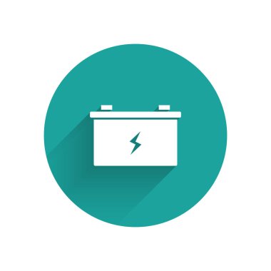 Beyaz araba akü ikonu uzun gölgeli izole edilmiş. Akümülatör bataryası enerji ve elektrik akümülatörü bataryası. Yeşil daire düğmesi. Vektör İllüstrasyonu