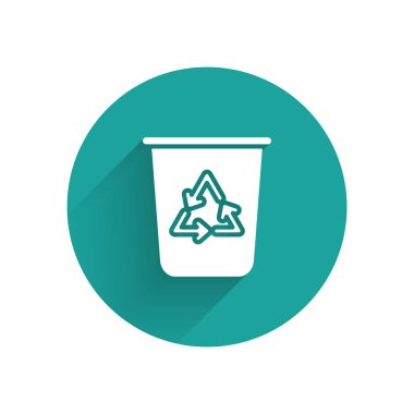 Uzun gölgeile yalıtılmış geri dönüşüm simgesi simgeli Beyaz Geri Dönüşüm kutusu. Çöp kutusu simgesi. Çöp kutusu tabelası. Sepet işaretini geri dönüştürün. Yeşil daire düğmesi. Vektör İllüstrasyonu