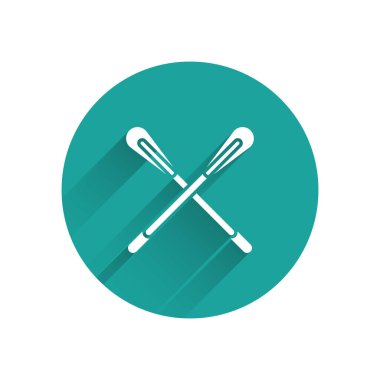 Beyaz çapraz kürek simgesi uzun gölgeyle izole edilmiş. Kürek çekin. Yeşil daire düğmesi. Vektör İllüstrasyonu