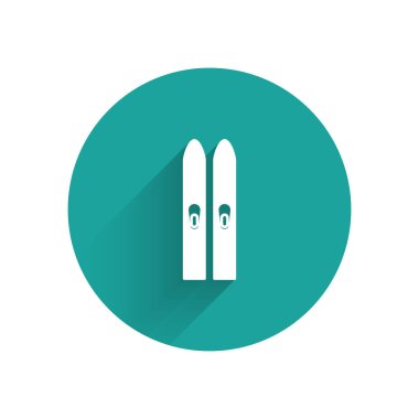 Uzun gölgeli beyaz kayak ve çubuk ikonu. Olağanüstü bir spor. Kayak ekipmanları. Kış sporları ikonu. Yeşil daire düğmesi. Vektör İllüstrasyonu