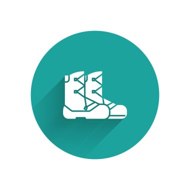 Beyaz Çizme simgesi uzun gölgeli izole edilmiş. Yeşil daire düğmesi. Vektör İllüstrasyonu