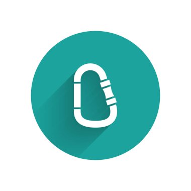 Beyaz Karabina simgesi uzun gölgeli izole edilmiş. Olağanüstü bir spor. Spor malzemeleri. Yeşil daire düğmesi. Vektör İllüstrasyonu