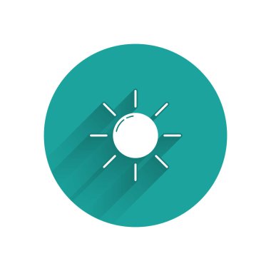 Beyaz Güneş simgesi uzun gölge ile izole. Yeşil daire düğmesi. Vektör İllüstrasyonu