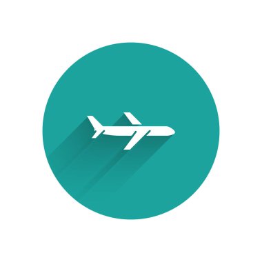 Beyaz düzlem simgesi uzun gölge ile yalıtılmış. Uçan uçak simgesi. Airliner işareti. Yeşil daire düğmesi. Vektör Illustration