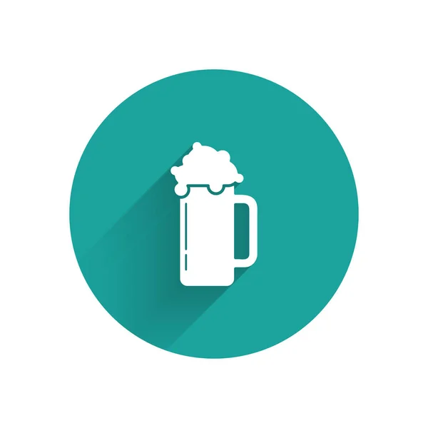 Icono de vaso blanco de cerveza aislado con sombra larga. Botón círculo verde. Ilustración vectorial — Archivo Imágenes Vectoriales