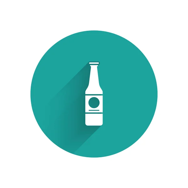 Icône de bouteille de bière blanche isolée avec une ombre longue. Bouton rond vert. Illustration vectorielle — Image vectorielle