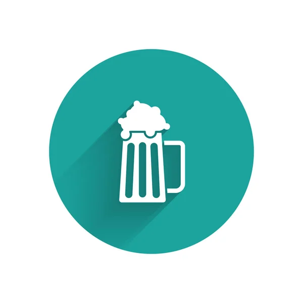 Ícone de caneca de cerveja de madeira branca isolado com sombra longa. Botão de círculo verde. Ilustração vetorial — Vetor de Stock
