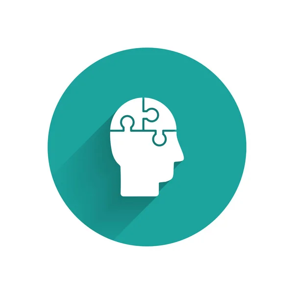 흰색 인간의 머리 퍼즐 전략 아이콘은 긴 그림자와 고립되어 있다. 뇌 신호. 뇌의 상징적 역할을 합니다. 녹색 동그라미 버튼. 벡터 일러스트 — 스톡 벡터