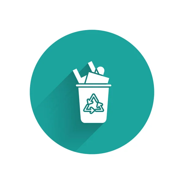 Cubo de reciclaje blanco con icono de símbolo de reciclaje aislado con sombra larga. Icono de bote de basura. Cartel de basura. Reciclar signo de cesta. Botón círculo verde. Ilustración vectorial — Vector de stock