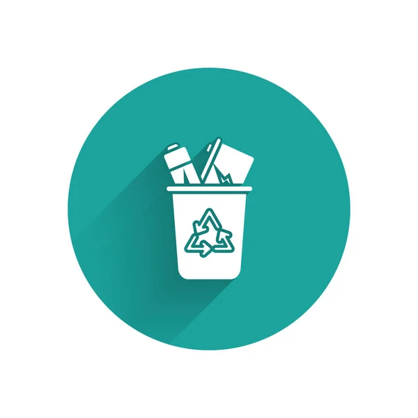 Cubo de reciclaje blanco con icono de símbolo de reciclaje aislado con sombra larga. Icono de bote de basura. Cartel de basura. Reciclar signo de cesta. Botón círculo verde. Ilustración vectorial — Vector de stock