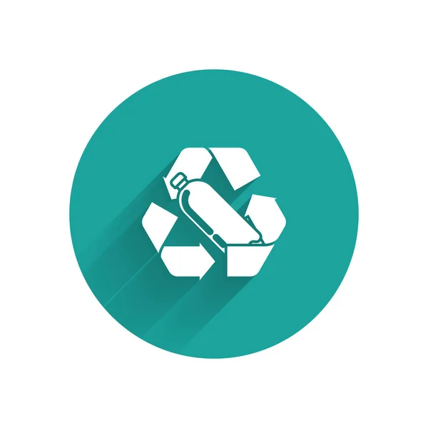 Icono blanco de la botella de plástico reciclado aislado con sombra larga. Botón círculo verde. Ilustración vectorial — Vector de stock
