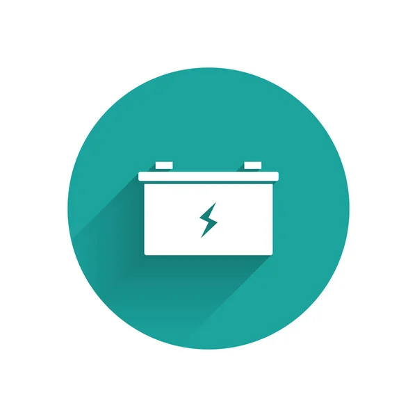 Icona batteria auto bianca isolata con lunga ombra. Accumulatore di energia della batteria e batteria accumulatore di elettricità. Pulsante cerchio verde. Illustrazione vettoriale — Vettoriale Stock