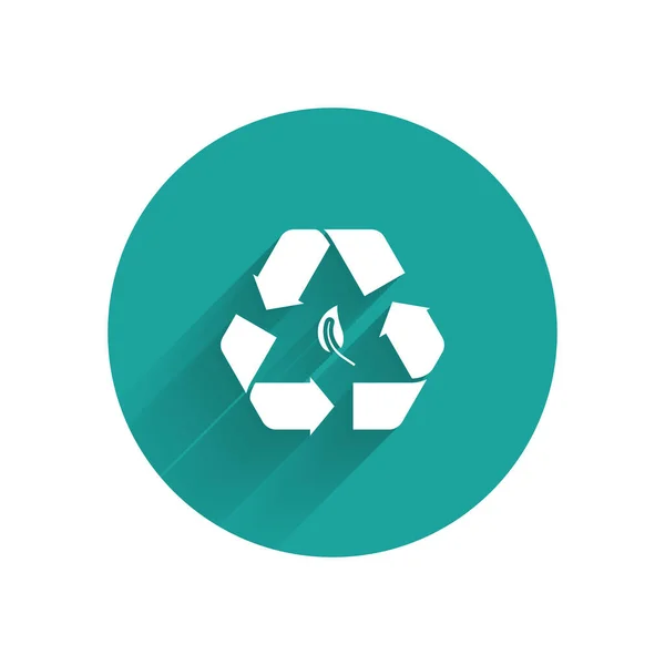Blanco Reciclar símbolo y hoja icono aislado con sombra larga. El medio ambiente reciclable se vuelve verde. Botón círculo verde. Ilustración vectorial — Vector de stock