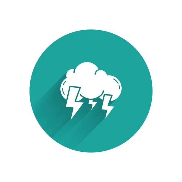 Icono de tormenta blanca aislado con sombra larga. Nube y relámpago. Icono del tiempo de tormenta. Botón círculo verde. Ilustración vectorial — Archivo Imágenes Vectoriales