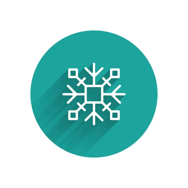 Biała ikona płatka śniegu odizolowana długim cieniem. Zielony przycisk koła. Ilustracja wektora — Wektor stockowy