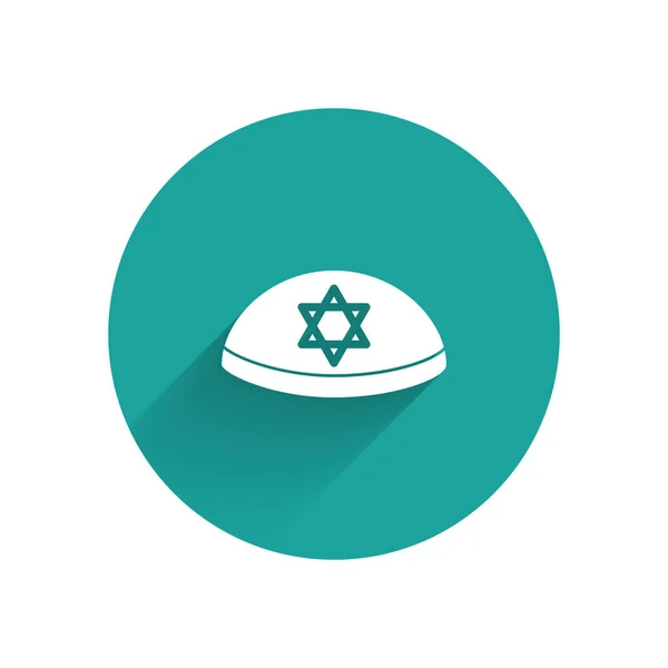 Witte joodse kippah met ster van David pictogram geïsoleerd met lange schaduw. Joodse keppelhoed. Groene cirkel knop. Vector Illustratie — Stockvector