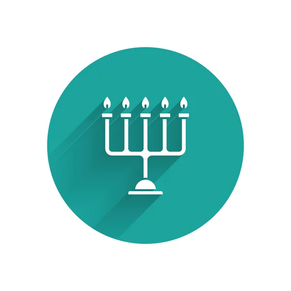 Biała ikona menory Chanuka odizolowana długim cieniem. Hanukkah tradycyjny symbol. Świąteczna religia, żydowski festiwal świateł. Zielony przycisk koła. Ilustracja wektora — Wektor stockowy