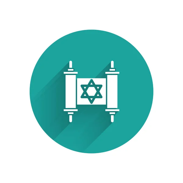 White Torah scroll ícone isolado com sombra longa. Torá judaica em forma expandida. Estrela do símbolo de David. Velho pergaminho de pergaminho. Botão de círculo verde. Ilustração vetorial — Vetor de Stock