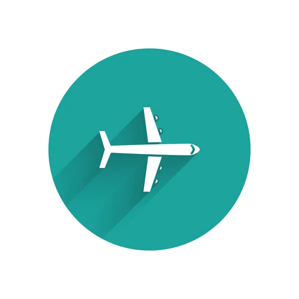 Beyaz düzlem simgesi uzun gölge ile yalıtılmış. Uçan uçak simgesi. Airliner işareti. Yeşil daire düğmesi. Vektör Illustration — Stok Vektör