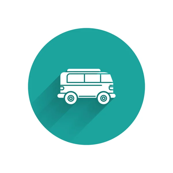 Weißes Retro-Minivan-Symbol isoliert mit langem Schatten. alter Reisebus im Retro-Stil. grüner Kreis-Knopf. Vektorillustration — Stockvektor
