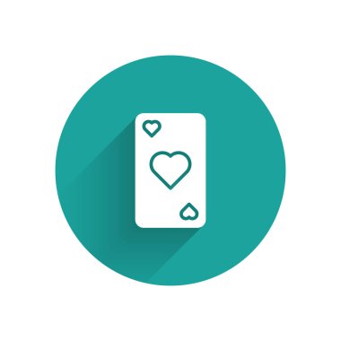 Kalp sembolü simgesi uzun gölgeli beyaz iskambil kartı. Kumarhane kumarı. Yeşil daire düğmesi. Vektör İllüstrasyonu