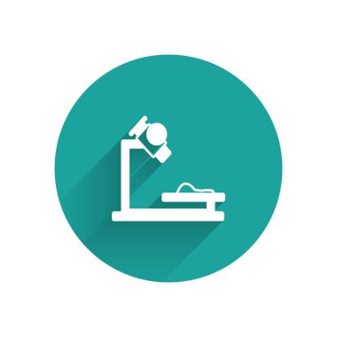 Beyaz mikroskop simgesi uzun gölgeli. Kimya, ilaç aleti, mikrobiyoloji büyütme aracı. Yeşil daire düğmesi. Vektör İllüstrasyonu