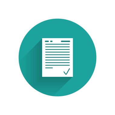 İşaret simgesine sahip beyaz sınav kağıdı uzun gölgeyle izole edilmiş. Sınav kağıdı, sınav ya da araştırma konsepti. Sınav ya da sınav. Yeşil daire düğmesi. Vektör İllüstrasyonu