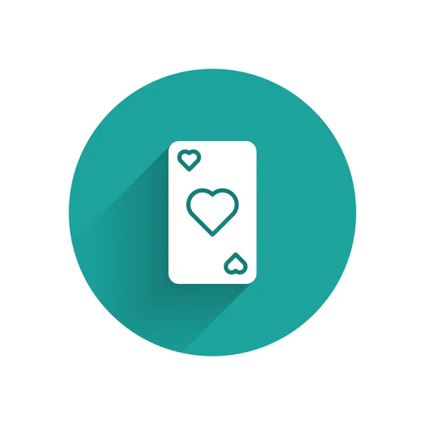 Weiße Spielkarte mit Herz-Symbol-Symbol isoliert mit langem Schatten. Casino-Glücksspiel. grüner Kreis-Knopf. Vektorillustration — Stockvektor