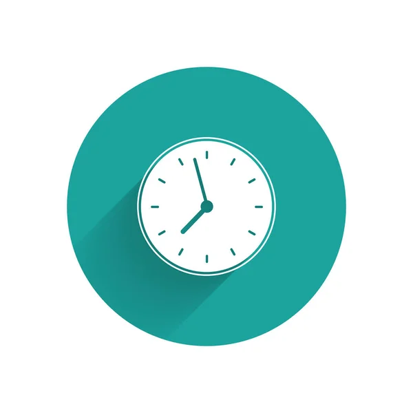 긴 그림자로 격리 된 흰색 시계 아이콘입니다. 시간 기호입니다. 녹색 원 버튼입니다. 벡터 일러스트레이션 — 스톡 벡터
