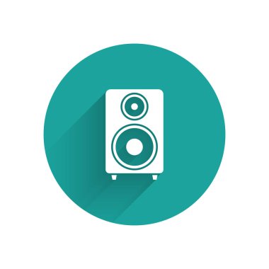 Beyaz Stereo hoparlör ikonu uzun gölgeli izole edildi. Ses sistemi hoparlörleri. Müzik ikonu. Müzikal sütun hoparlörü. Yeşil daire düğmesi. Vektör İllüstrasyonu